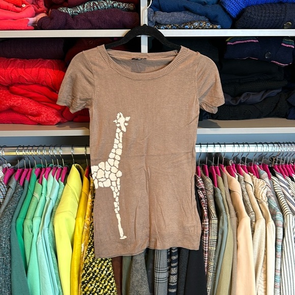 The Limited brown short sleeve scoop neck sweater top with giraffe size XS - Picture 1 of 3